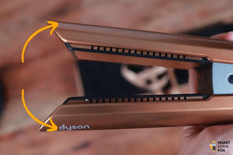 Man sieht die Enden des Dyson Corrale auf dem Bild.